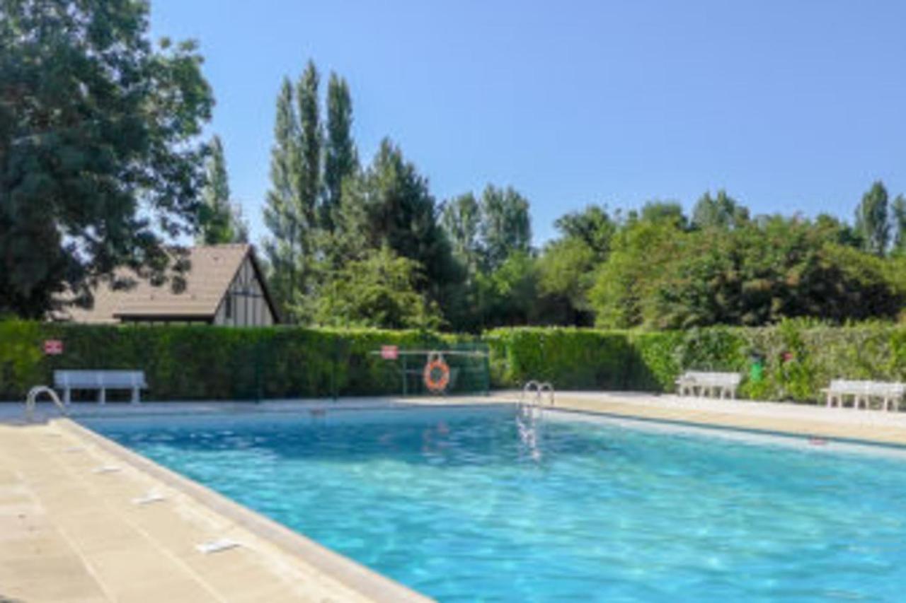 Nice House In A Residence With Swimming Pool กาบูร์ก ภายนอก รูปภาพ